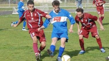 Viviani con la palla circondato da due avversari