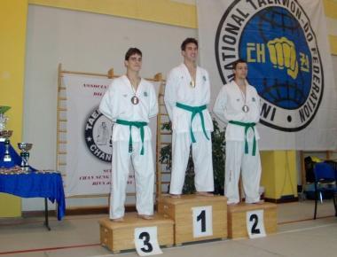 Gli atleti del Kosmos Club premiati alle gare di Taekwondo          