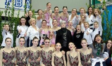 Le atlete della Ritmica Arcobaleno sono in primo piano 