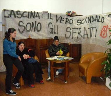 Una protesta per gli sfratti nel comune di Cascina 