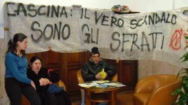 Una protesta per gli sfratti nel comune di Cascina