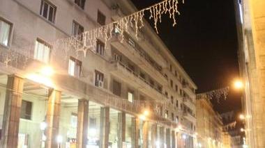 Le luci tra i portici di via Grande
