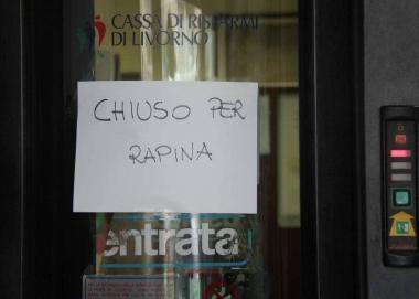<b>ALLENTRATA.</b> Il cartello con la scritta &laquo;Chiuso per rapina&raquo; 