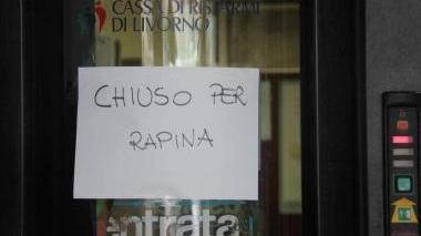 <b>ALL’ENTRATA.</b> Il cartello con la scritta «Chiuso per rapina»