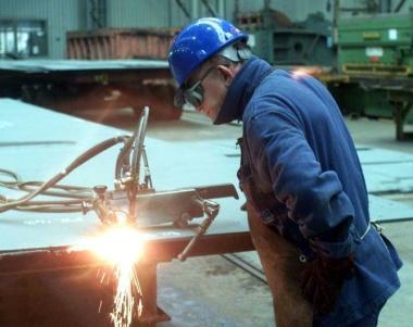 <b>IN FABBRICA.</b> Operaio al lavoro 