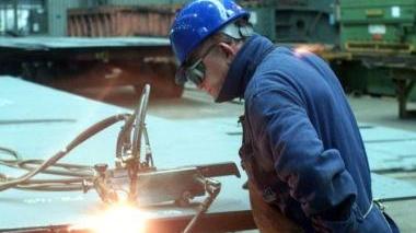 <b>IN FABBRICA.</b> Operaio al lavoro