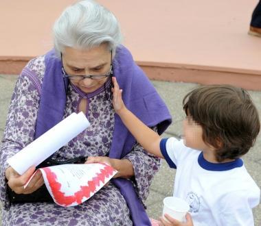 Nonni sempre pi&ugrave; impegnati come baby sitter 