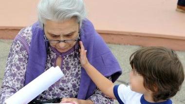 Nonni sempre più impegnati come baby sitter