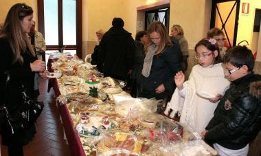 Due momenti della festa dei dolci organizzata dalla Pro Loco
