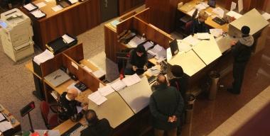 Gli utenti degli istituti bancari in fila per ritirare il denaro in contanti 
