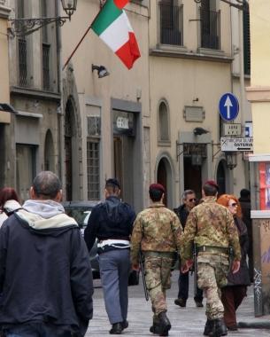 Una pattuglia mista polizia-militari in servizio nel centro storico 
