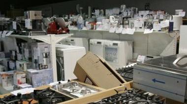 L’asta sarà fatta nell’ex negozio Cosci in via Roma. Nelle foto a fianco alcuni oggetti esposti al pubblico oggi, domani e lunedì