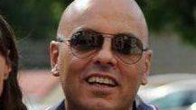 <b>LA TRAGEDIA.</b> Alberto Maffei, 42 anni, ieri è stato scaraventato dal vento contro il muro di un bagnetto. Accanto, il suo giubbino salvagente e il berretto che indossava per uscire col kite