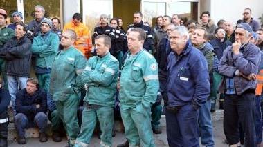 Operai della Lucchini durante l’assemblea della scorsa settimana