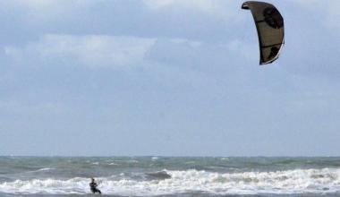 Il kitesurfista sta lottando tra la vita e la morte