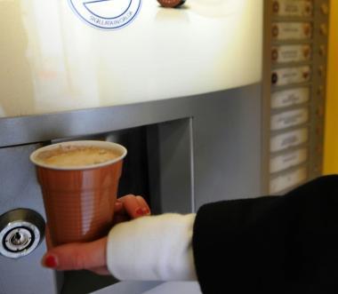 Macchinetta del caffè sventrata alla elementare