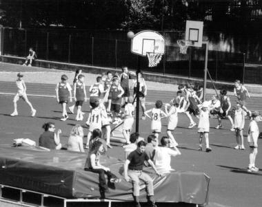 Giovani mentre fanno sport 