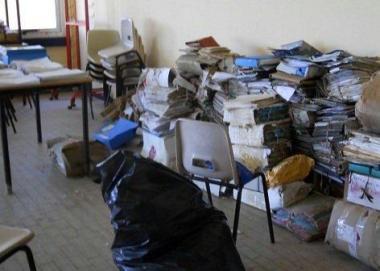 Registri accatastati alla scuola media Giusti  