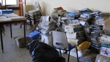 Registri accatastati alla scuola media Giusti