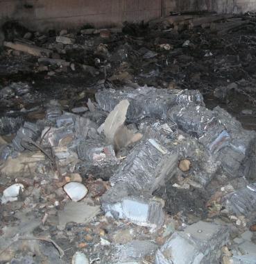 La discarica di batterie di auto nel sottopasso di Ponzano   