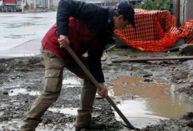 Il fango spalato dopo lalluvione del 25 ottobre e a destra Paolo Ciotti direttore della Cna 