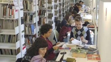 A sinistra, il rettore Augello presenta il nuovo polo A destra gli studenti in biblioteca