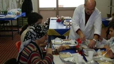 Volontari al lavoro in una mensa