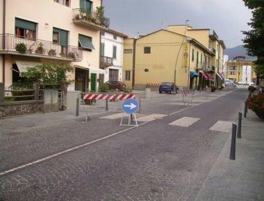 A lato lavori sul pav&egrave; di via Montalbano A destra Mazzanti 