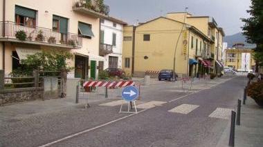 A lato lavori sul pavè di via Montalbano A destra Mazzanti