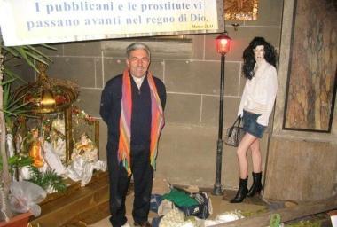 Don Armando Zappolini alllinterno di un suo presepe 