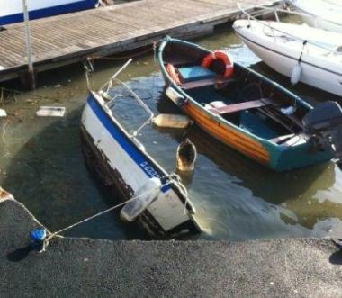 Le barche affondate a causa del vento e della pioggia  