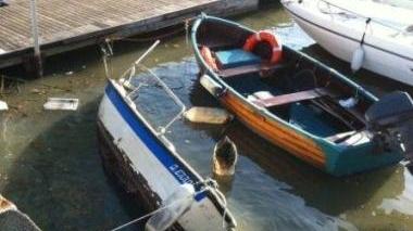 Le barche affondate a causa del vento e della pioggia