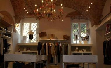 Linterno del negozio Dad&agrave; nel centro di Pietrasanta  