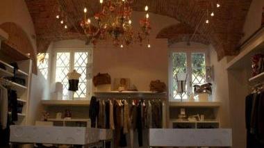 L’interno del negozio Dadà nel centro di Pietrasanta