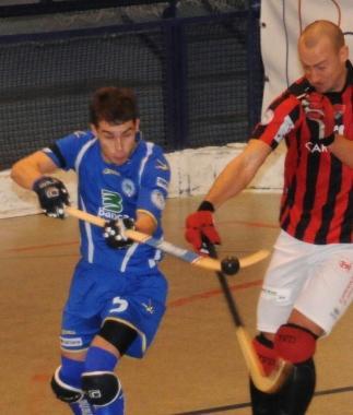 <b>BATTAGLIA.</b> Saavedra colpisce al volo contro il Sarzana Sopra il trainer Polverini 
