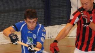 <b>BATTAGLIA.</b> Saavedra colpisce al volo contro il Sarzana Sopra il trainer Polverini
