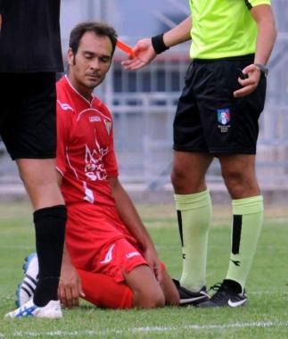 A destra Franco Urbani: il regista era arrivato a Massa questestate, ora &egrave; stato alla Pro Livorno; a sinistra la punta Zaniolo si fa largo in area     