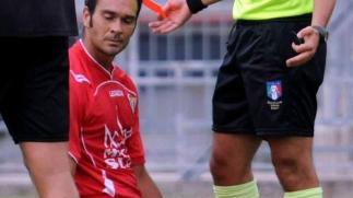 A destra Franco Urbani: il regista era arrivato a Massa quest’estate, ora è stato alla Pro Livorno; a sinistra la punta Zaniolo si fa largo in area
