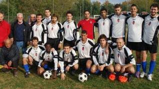 Da sinistra: Mazzini (Asd Bianchi), Arcucci (San Ranieri) e Franchi (La Cella Torinese). Sotto: la formazione della Cella Rebelde