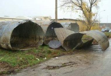 I tubi nel campo di via Udine