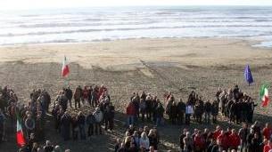 <b>LA PROTESTA. </b>La scritta umana “No alle aste” realizzata ieri