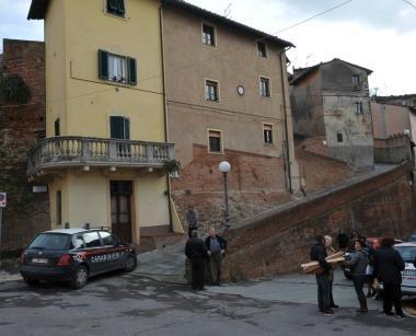 I carabinieri sul posto dopo il ritrovamento del cadavere delluomo  