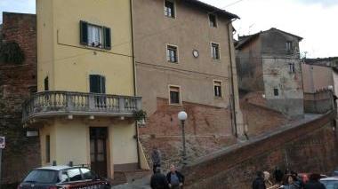 I carabinieri sul posto dopo il ritrovamento del cadavere dell’uomo