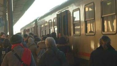 Pendolari mentre salgono sul treno