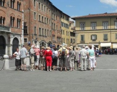Un gruppo di turisti mentre visita la citt&agrave; 