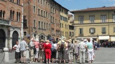 Un gruppo di turisti mentre visita la città