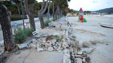 Il lungomare di Marina di Campo ancora semidistrutto