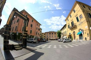 La piazzetta Crispi a Pietrasanta 