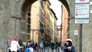 Una vigilessa mentre controlla l’accesso alla ztl del centro storico con i varchi telematici