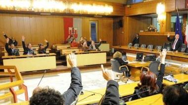 Invisibili i redditi dei politici